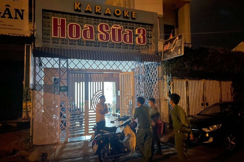 Khách và tiếp viên karaoke nhốn nháo chui cửa thoát hiểm trốn công an - 1 Khách và tiếp viên karaoke nhốn nháo chui cửa thoát hiểm trốn công an - 1