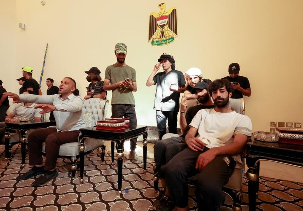 Người biểu tình tận hưởng sự xa xỉ trong cung điện chính phủ Iraq - 7 Người biểu tình tận hưởng sự xa xỉ trong cung điện chính phủ Iraq - 7