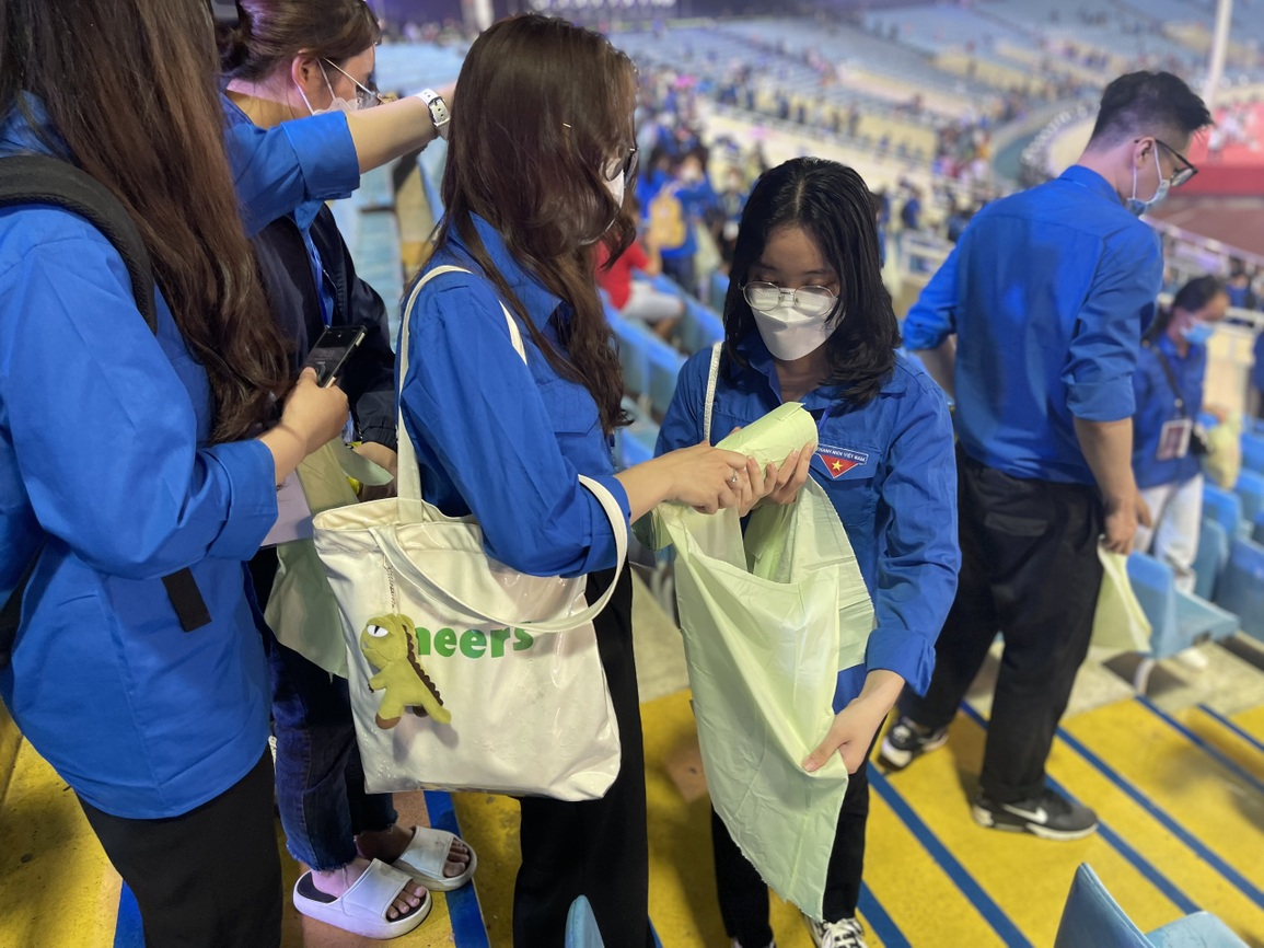 Hình ảnh đẹp sau lễ khai mạc SEA Games: Tình nguyện viên ở lại nhặt rác - 1 Hình ảnh đẹp sau lễ khai mạc SEA Games: Tình nguyện viên ở lại nhặt rác - 1