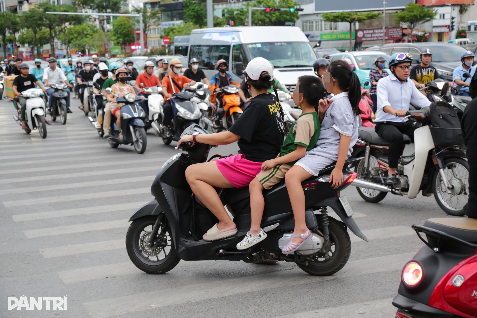 Bất chấp mức phạt nặng, nhiều lái xe máy và ô tô vẫn vượt đèn đỏ ở Hà Nội - 11 Bất chấp mức phạt nặng, nhiều lái xe máy và ô tô vẫn vượt đèn đỏ ở Hà Nội - 11