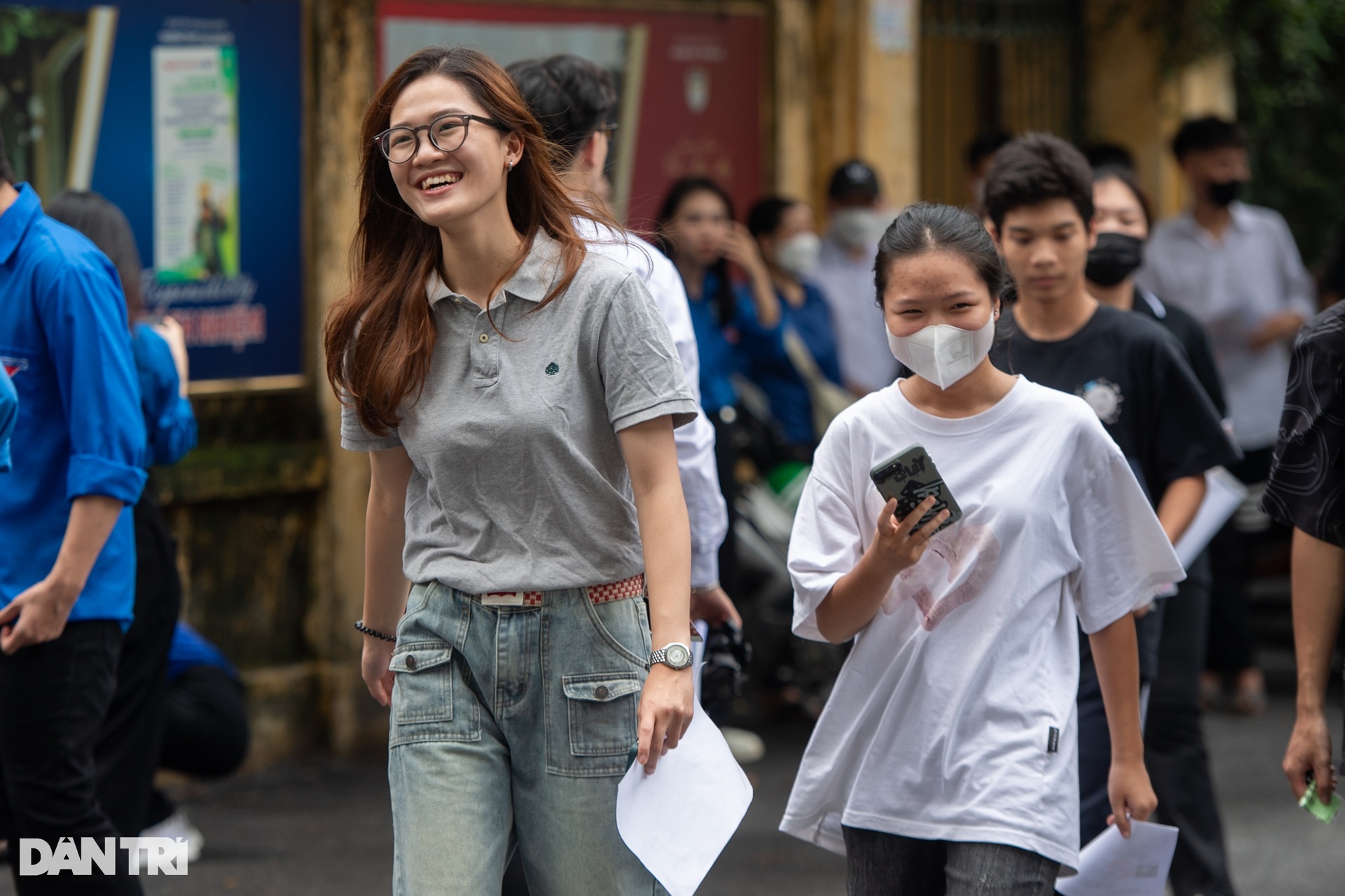 Sĩ tử Hà Nội hân hoan trong ngày làm thủ tục thi tốt nghiệp THPT - 2 Sĩ tử Hà Nội hân hoan trong ngày làm thủ tục thi tốt nghiệp THPT - 2