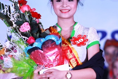 Nữ sinh lớp 9 đăng quang cuộc thi người đẹp Đền Chín Gian