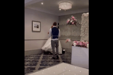 Chú rể úp bánh kem vào mặt cô dâu trong ngày cưới bị lên án dữ dội