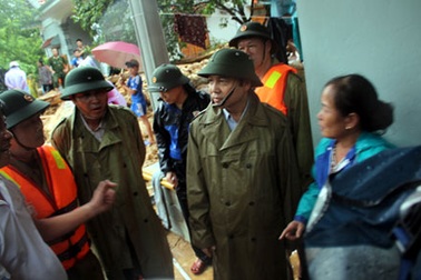 Quảng Ninh hỗ trợ người dân chống chọi với trận mưa ngập lịch sử