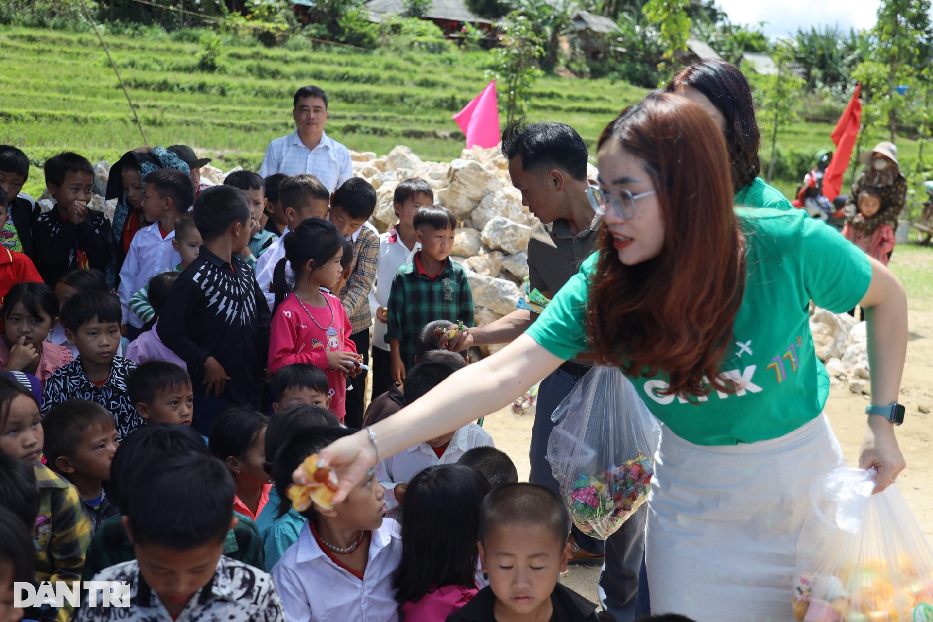 Những hình ảnh trong ngày khánh thành công trình Dân trí ở Mường Lống - 12 Những hình ảnh trong ngày khánh thành công trình Dân trí ở Mường Lống - 12