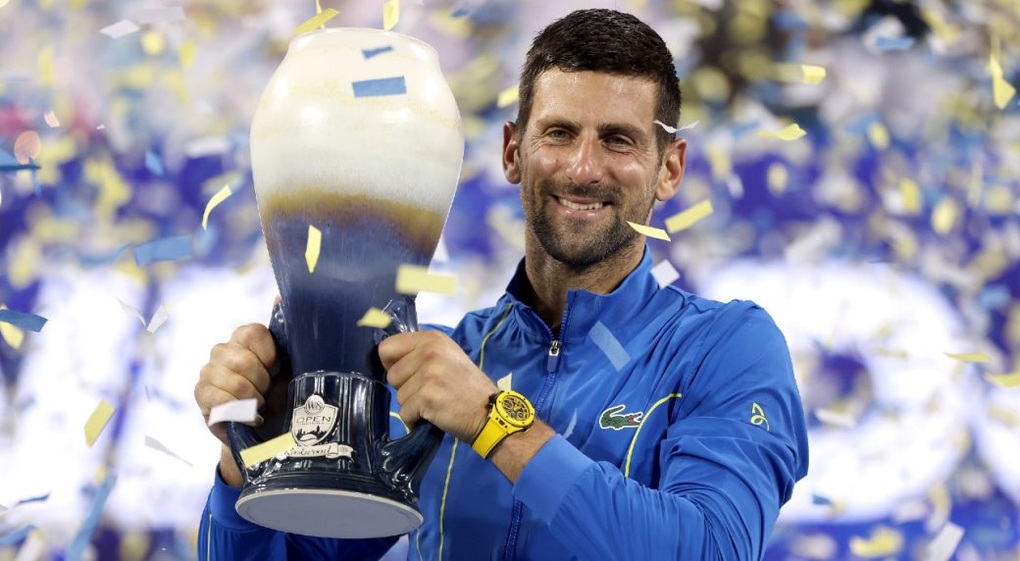 Tự xé áo ăn mừng, Djokovic phấn khích tột độ sau khi thắng Carlos Alcaraz - 1 Tự xé áo ăn mừng, Djokovic phấn khích tột độ sau khi thắng Carlos Alcaraz - 1