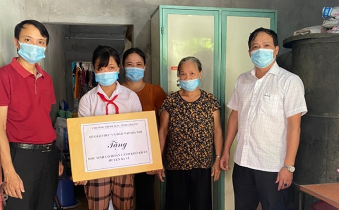 Sở GD&ĐT Hà Nội tặng máy tính cho học sinh có hoàn cảnh khó khăn huyện Ba Vì. Ảnh: An Nhiên