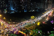 Đường phố Hà Nội ùn tắc kéo dài hàng cây số sau cơn mưa lớn chiều tan tầm