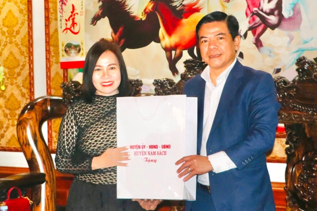 Chính quyền biểu dương người phụ nữ cứu 3 học sinh đuối nước ở Hải Dương - 1 Chính quyền biểu dương người phụ nữ cứu 3 học sinh đuối nước ở Hải Dương - 1