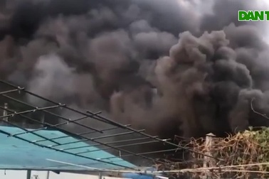 Khói lửa cuồn cuộn trong vụ cháy 8 người chết