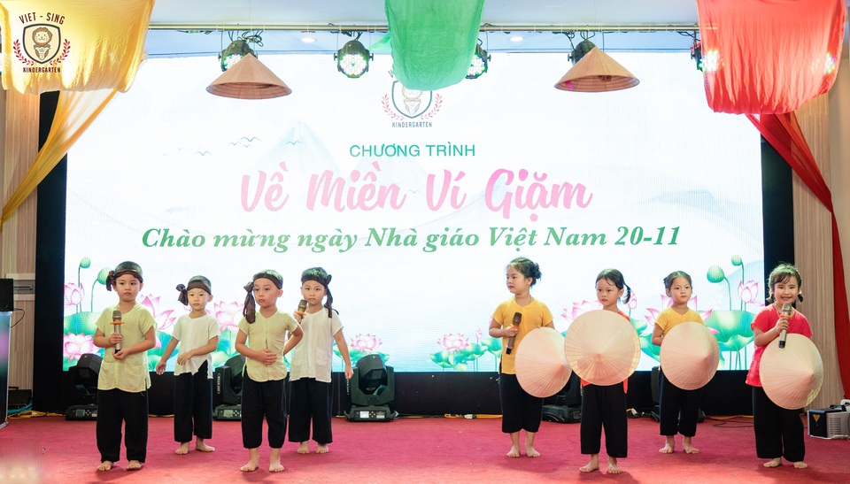 Ấn tượng với màn biểu diễn “Về miền Ví - Giặm của cô trò mầm non nhân ngày 20/11 - 1 Ấn tượng với màn biểu diễn “Về miền Ví - Giặm của cô trò mầm non nhân ngày 20/11 - 1