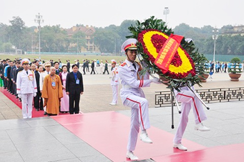 800 đại biểu thanh niên ưu tú cả nước vào viếng Bác