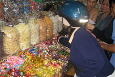 TPHCM: Thị trường bánh mứt tết nguội lạnh