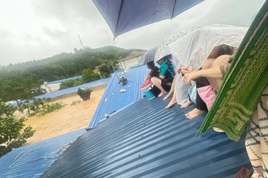 Nước lũ dâng mênh mông, người dân Thái Nguyên leo mái nhà, lên mạng kêu cứu