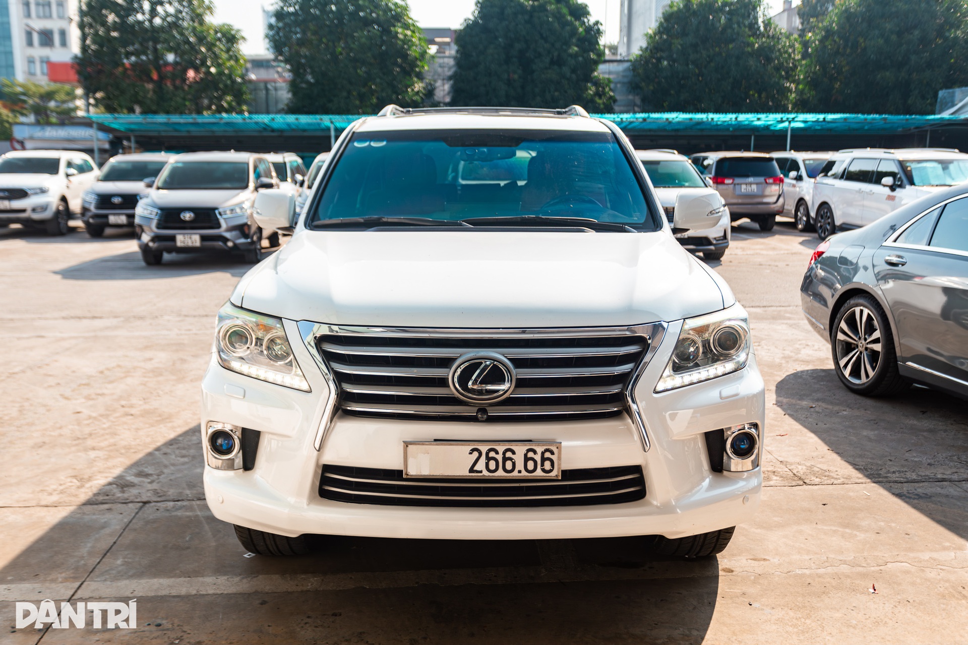 Chủ xe Lexus LX 570 chi 400 triệu đồng chỉ để lột xác nội thất - 12 Chủ xe Lexus LX 570 chi 400 triệu đồng chỉ để lột xác nội thất - 12