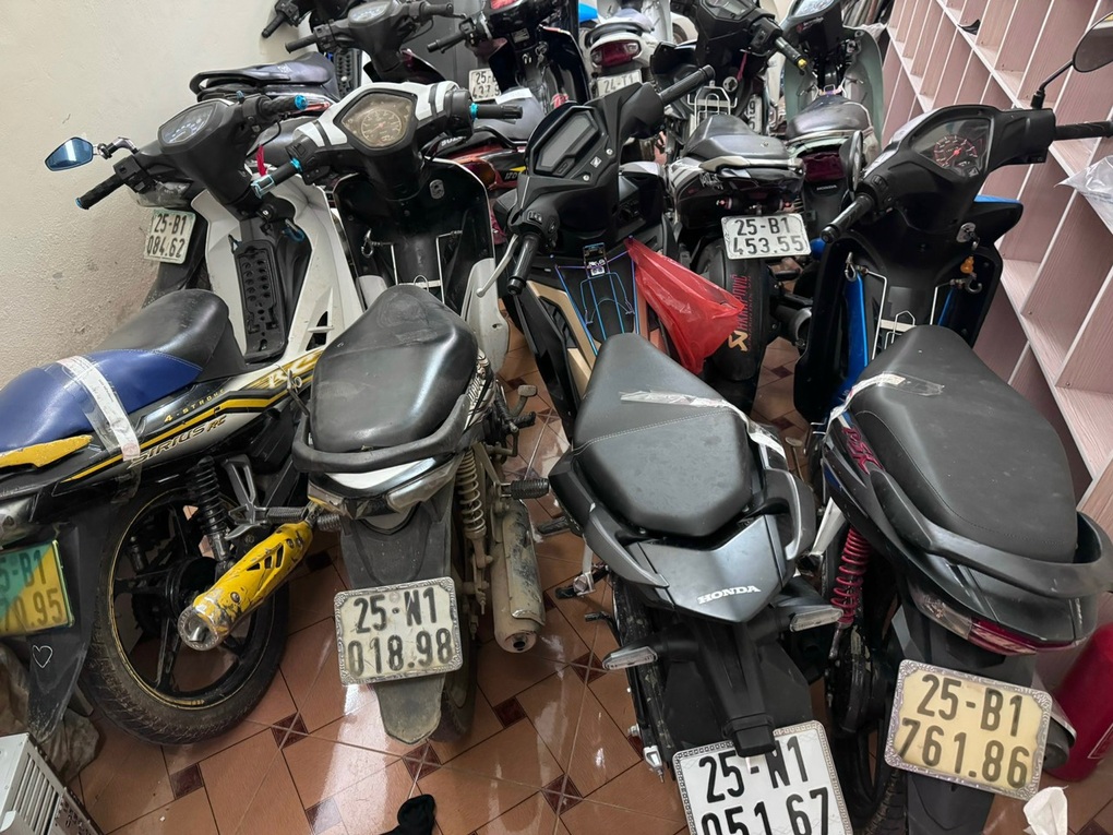 Khởi tố 7 thanh thiếu niên nẹt pô, bốc đầu xe, ném vỏ chai vào người dân - 2 Khởi tố 7 thanh thiếu niên nẹt pô, bốc đầu xe, ném vỏ chai vào người dân - 2