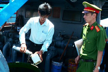 Hai tàu chở 100 tấn dầu “lậu” neo đậu ở Vịnh Cam Ranh