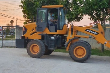 Thấy máy xúc bên đường, gã đàn ông lái đi "cất hộ"