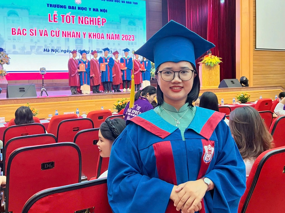 Hà Nội:  Bố thợ xây, mẹ cấy thuê, con học trường Y, người du học Pháp - 1 Hà Nội:  Bố thợ xây, mẹ cấy thuê, con học trường Y, người du học Pháp - 1