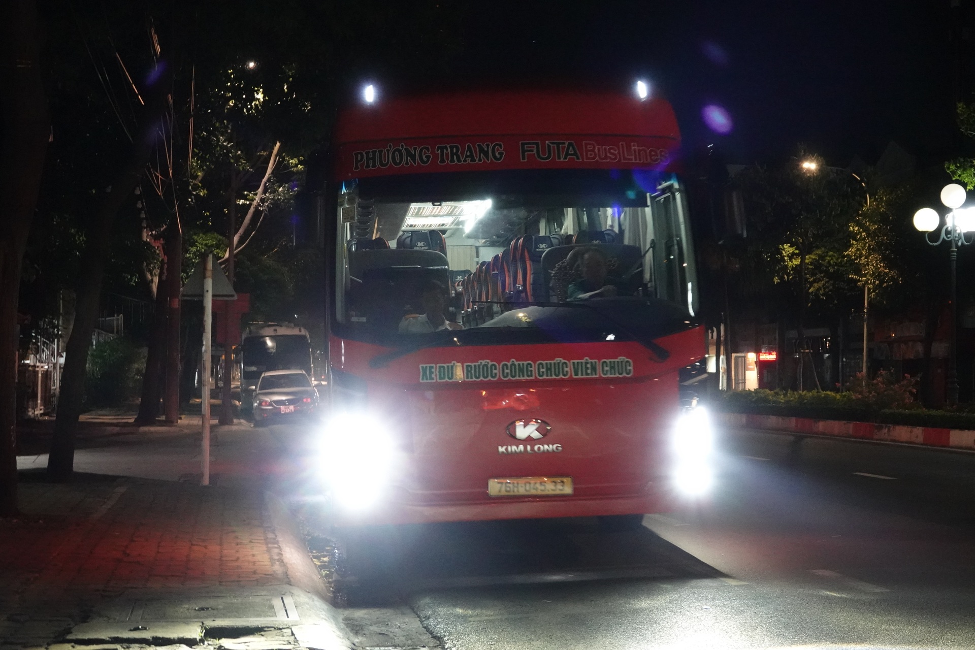 Chuyện những chuyến xe từ 4h, cán bộ công chức đi làm 100km mỗi ngày - 7 Chuyện những chuyến xe từ 4h, cán bộ công chức đi làm 100km mỗi ngày - 7