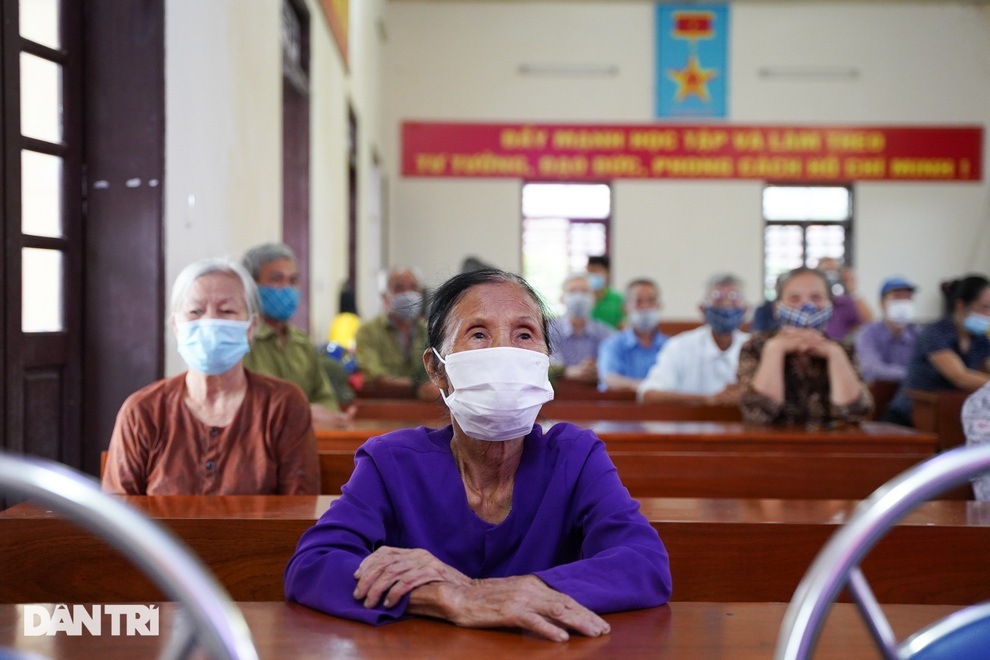 Báo Dân trí tặng quà tri ân 50 gia đình tại xã có 16 Mẹ Việt Nam anh hùng - 10 Báo Dân trí tặng quà tri ân 50 gia đình tại xã có 16 Mẹ Việt Nam anh hùng - 10