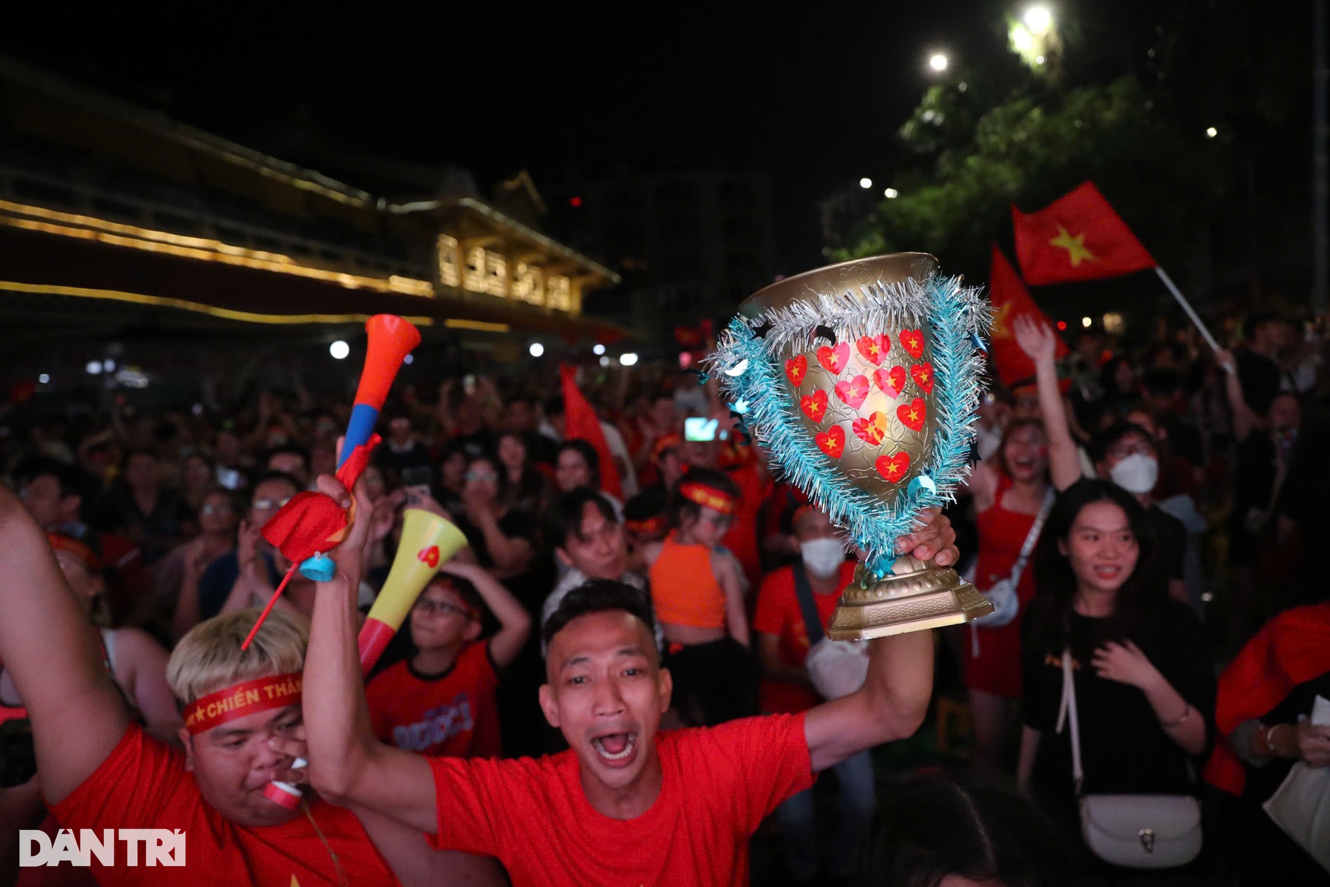 Người dân TPHCM nhảy tưng bừng khi tuyển Việt Nam vô địch ASEAN Cup 2024 - 10 Người dân TPHCM nhảy tưng bừng khi tuyển Việt Nam vô địch ASEAN Cup 2024 - 10