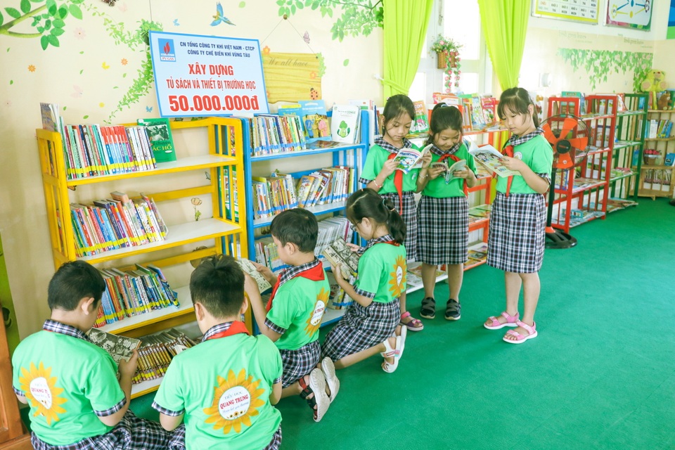 KVT trao tặng Tủ sách Khuyến học tại Tp. Vũng Tàu - 3 KVT trao tặng Tủ sách Khuyến học tại Tp. Vũng Tàu - 3