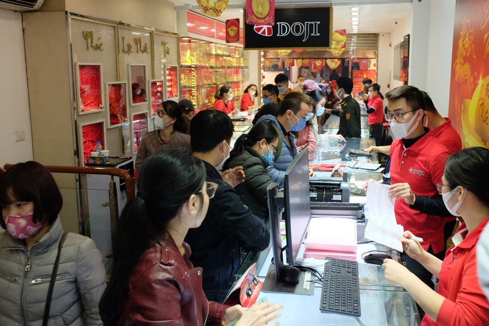 Bất chấp mưa lạnh và dịch Cornona, người dân vẫn đổ xô mua vàng ngày Thần Tài - 2 Bất chấp mưa lạnh và dịch Cornona, người dân vẫn đổ xô mua vàng ngày Thần Tài - 2
