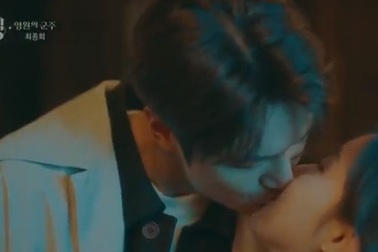 “Quân vương bất diệt” kết thúc với nụ hôn ngọt của Lee Min Ho và Kim Go Eun