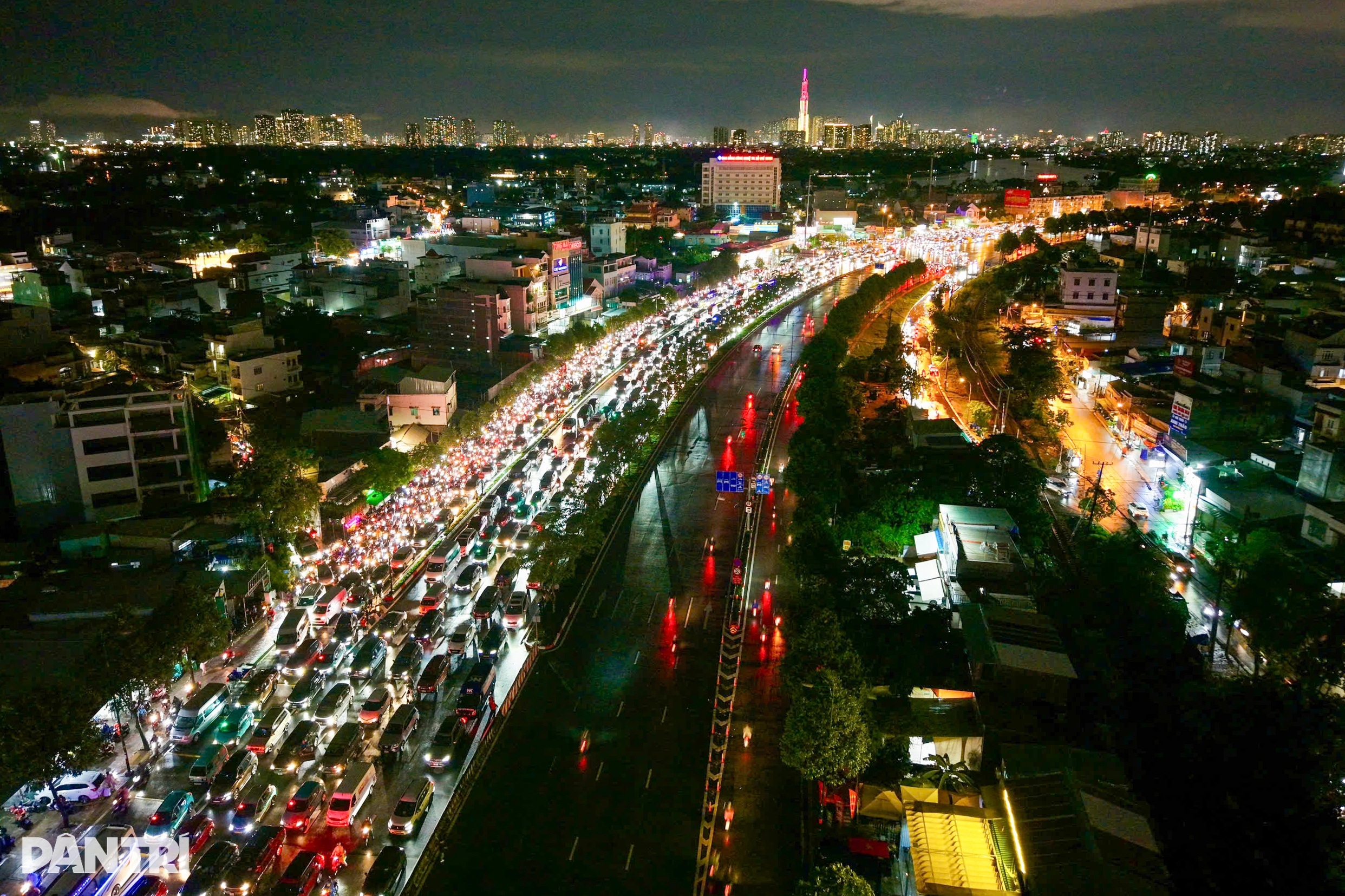 Mưa lớn, đường Phạm Văn Đồng kẹt xe kéo dài hơn 3km - 1