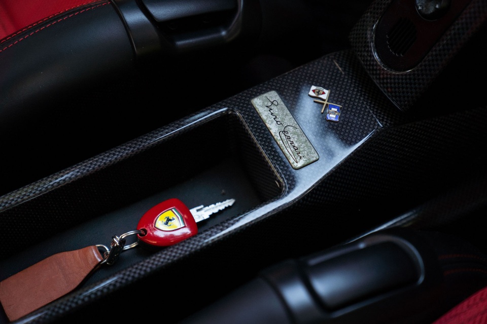Soi chi tiết siêu xe Ferrari Enzo vừa lập kỷ lục bán đấu giá trực tuyến - 21 Soi chi tiết siêu xe Ferrari Enzo vừa lập kỷ lục bán đấu giá trực tuyến - 21