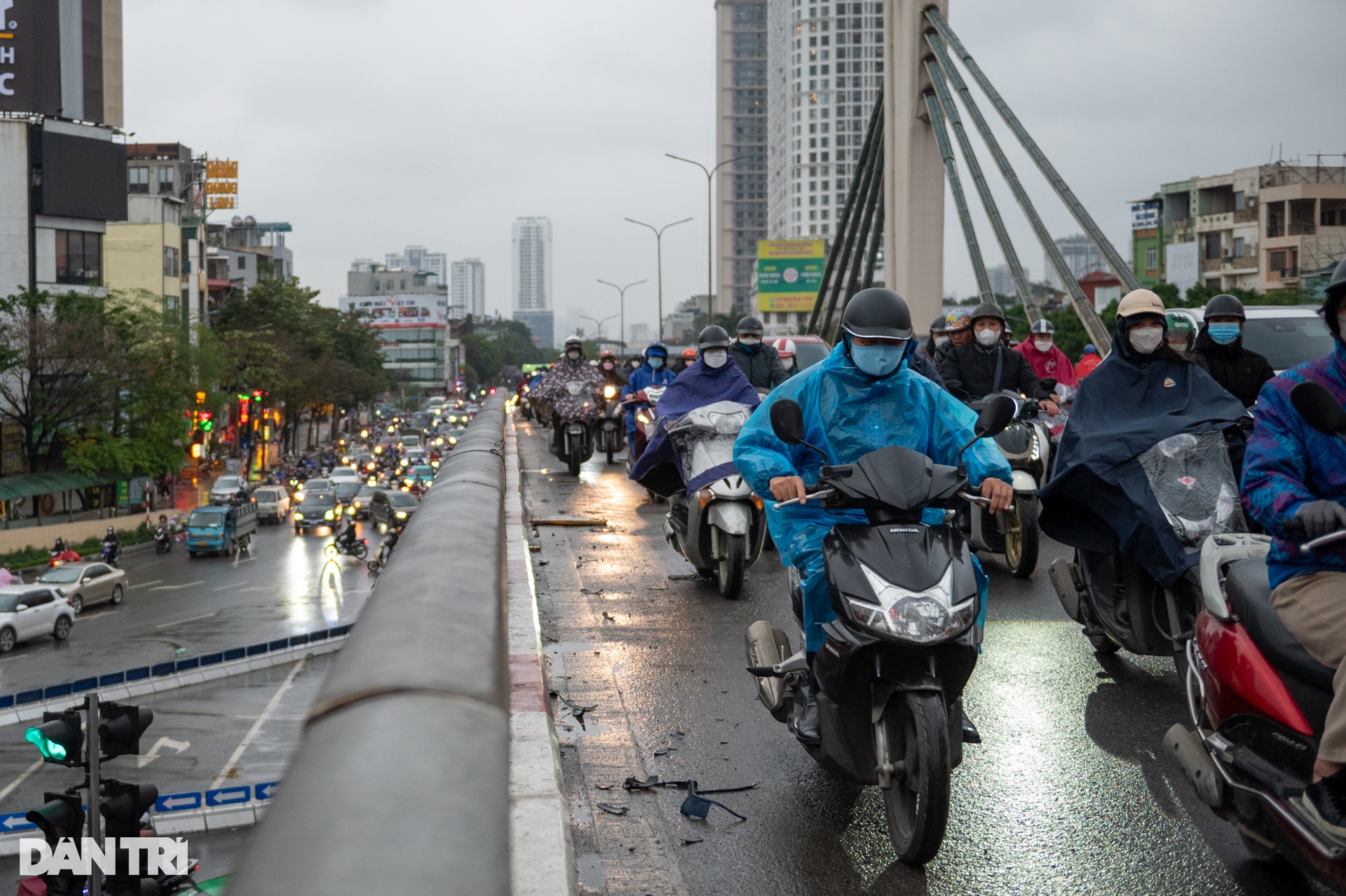 Người Hà Nội chật vật đi làm dưới trời mưa rét 12 độ C - 3