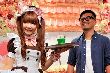 Tới quán cà phê hầu gái, chồng bắt gặp vợ làm nhân viên và sự thật bất ngờ