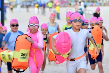 Các VĐV nhí bùng nổ trên đường bơi, chạy mở màn Aqua Warriors Quảng Trị