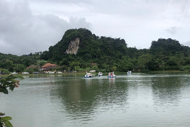 Vợ chồng Việt mở nhà hàng ở tỉnh nghèo của Lào: Khách mê gà tần, cá om dưa