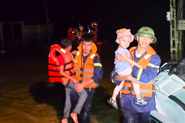 Nước lũ gây ngập lụt khắp nơi ở Thanh Hóa, công an trắng đêm giải cứu dân