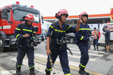 Lính cứu hỏa 24 giờ tìm kiếm nạn nhân vụ cháy quán karaoke