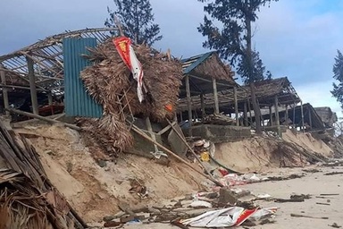 Bờ biển sạt lở nghiêm trọng, nhiều hàng quán đổ sập