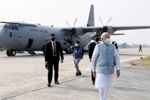 Máy bay chở Thủ tướng Ấn Độ hạ cánh xuống đường cao tốc