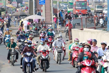 Dừng thu phí xe máy: Hợp lòng dân!