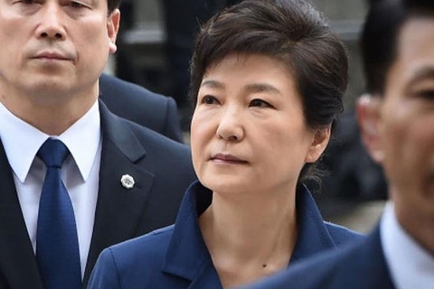 Cựu Tổng thống Hàn Quốc ăn cơm tù, tự giặt quần áo trong trại giam