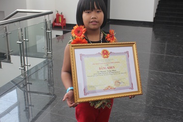 “Thần đồng đánh trống” Trọng Nhân nhận bằng khen của UBND tỉnh Lâm Đồng