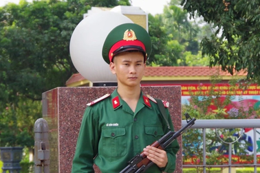 Tuổi thơ đẫm nước mắt và kỳ tích của chàng lính nghĩa vụ