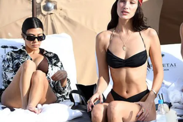 Bella Hadid gợi cảm với bikini