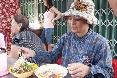 Quán bán bún bò ở TPHCM giá 10.000 đồng/tô, mỗi ngày bán chỉ 1 tiếng