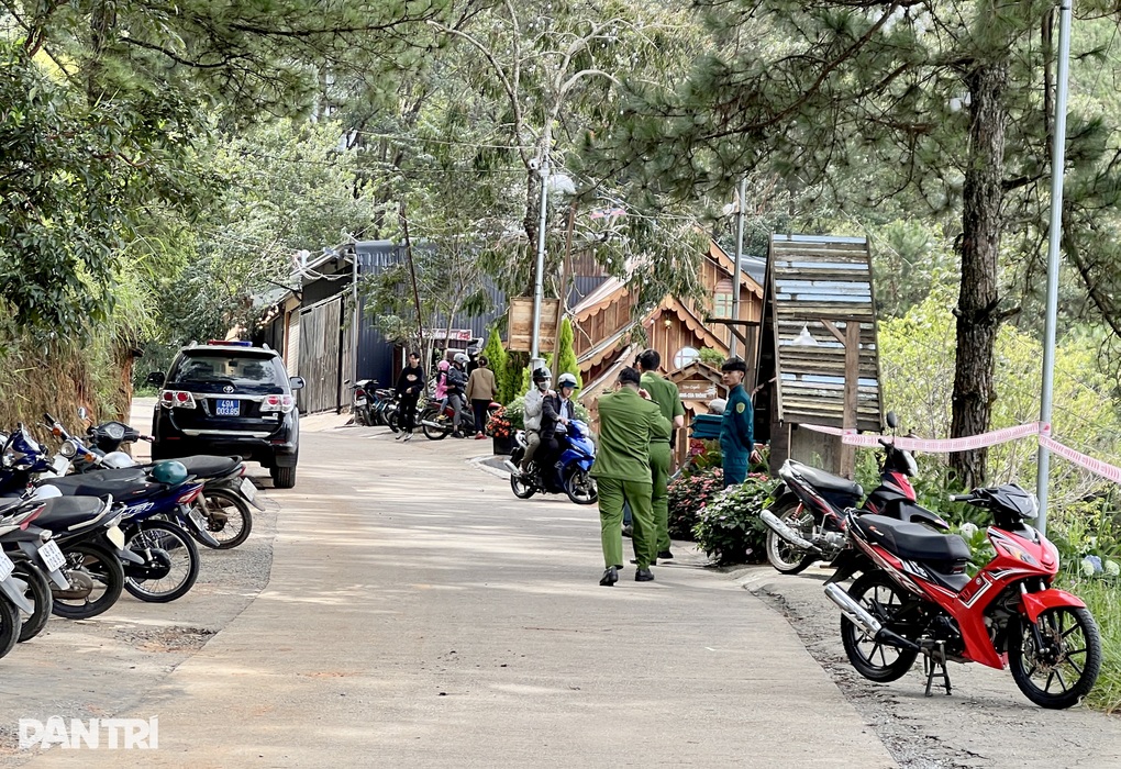 Sạt lở taluy ở Đà Lạt: 2 nạn nhân chưa kịp di chuyển đã bị đất vùi lấp - 2 Sạt lở taluy ở Đà Lạt: 2 nạn nhân chưa kịp di chuyển đã bị đất vùi lấp - 2