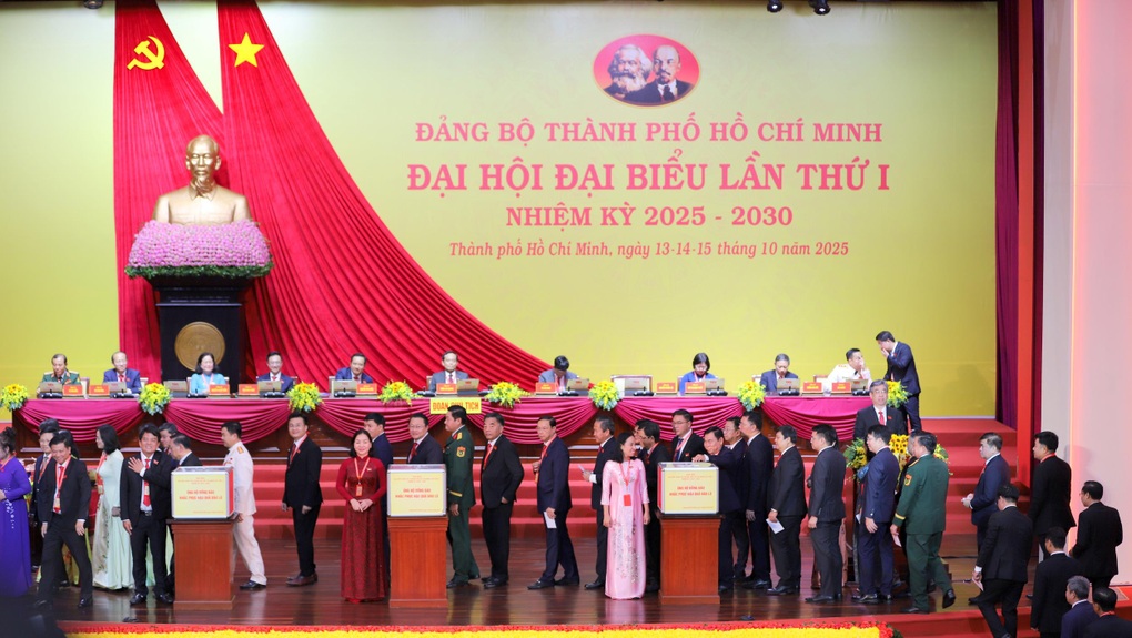 Đại biểu dự Đại hội Đảng bộ TPHCM ủng hộ đồng bào khắc phục hậu quả bão lụt - 2