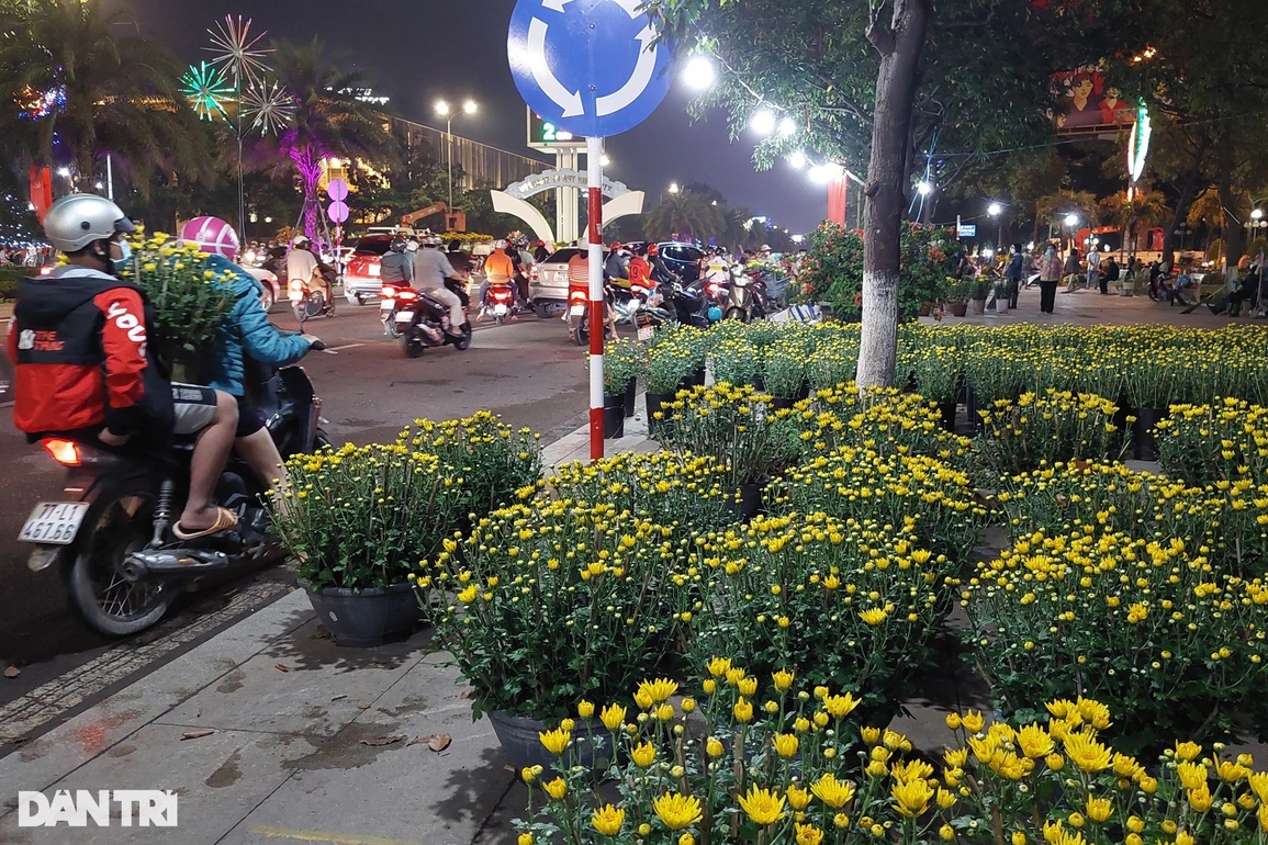 Chợ hoa đêm giao thừa, người mua vẫn giằng co từng đồng - 1 Chợ hoa đêm giao thừa, người mua vẫn giằng co từng đồng - 1