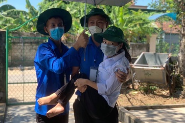 Hà Tĩnh: Hình ảnh đáng nhớ về tình nguyện viên trong kỳ thi tốt nghiệp THPT