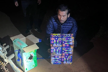 Bắt quả tang thanh niên đang vận chuyển 10kg pháo nổ đi bán